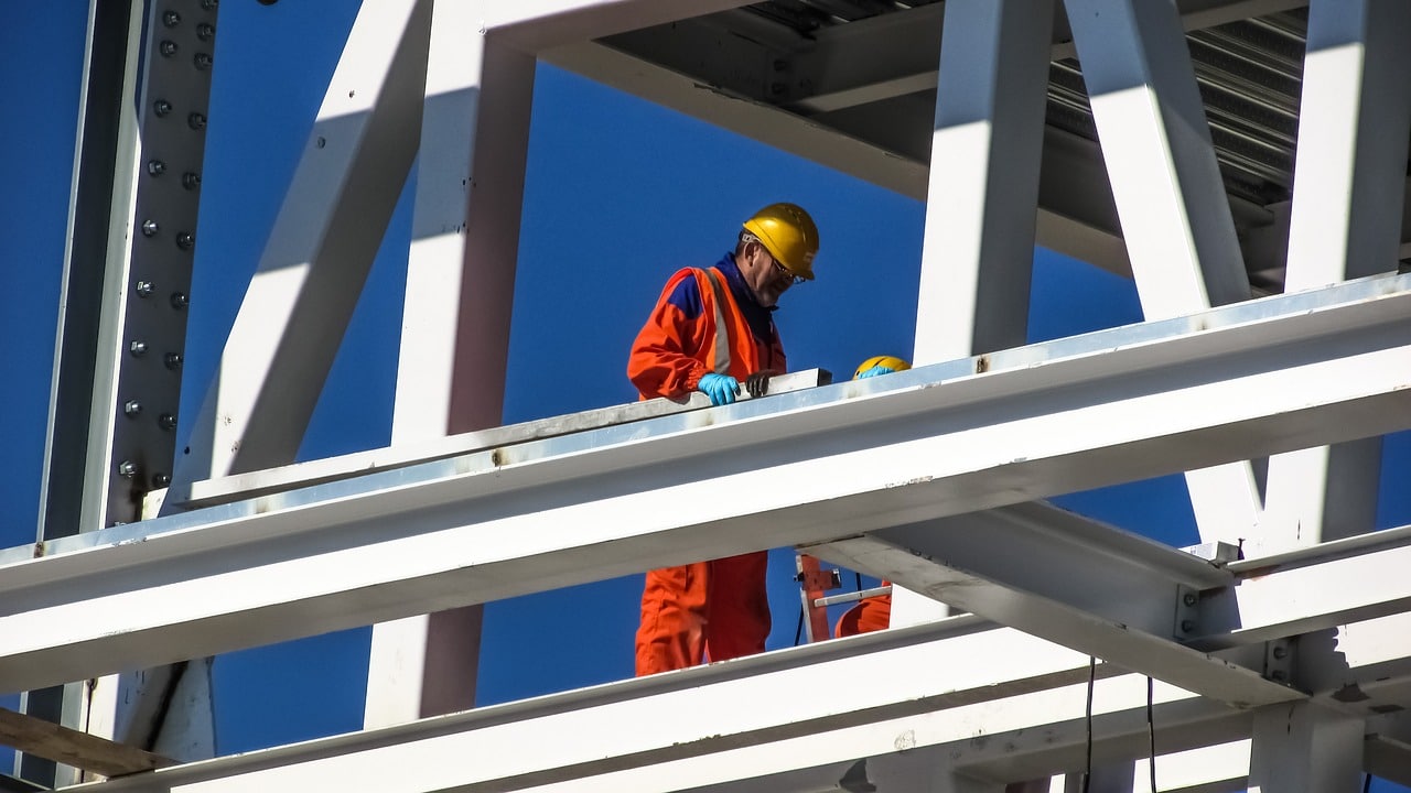 Mini-grues en location : maximisez votre flexibilité sur le chantier